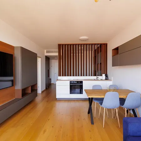 Апартаменти Sky Park 1 - Castle View From Bed, Luxurious #instaworthy In Downtown Center, Parking Included, Address In Town *